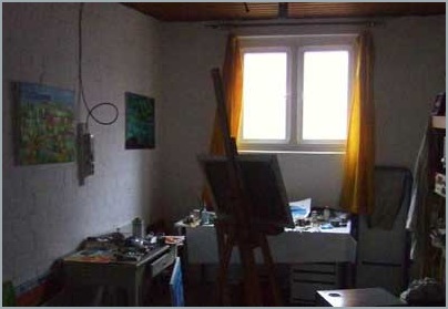 Blick in das Atelier bei wenig Licht